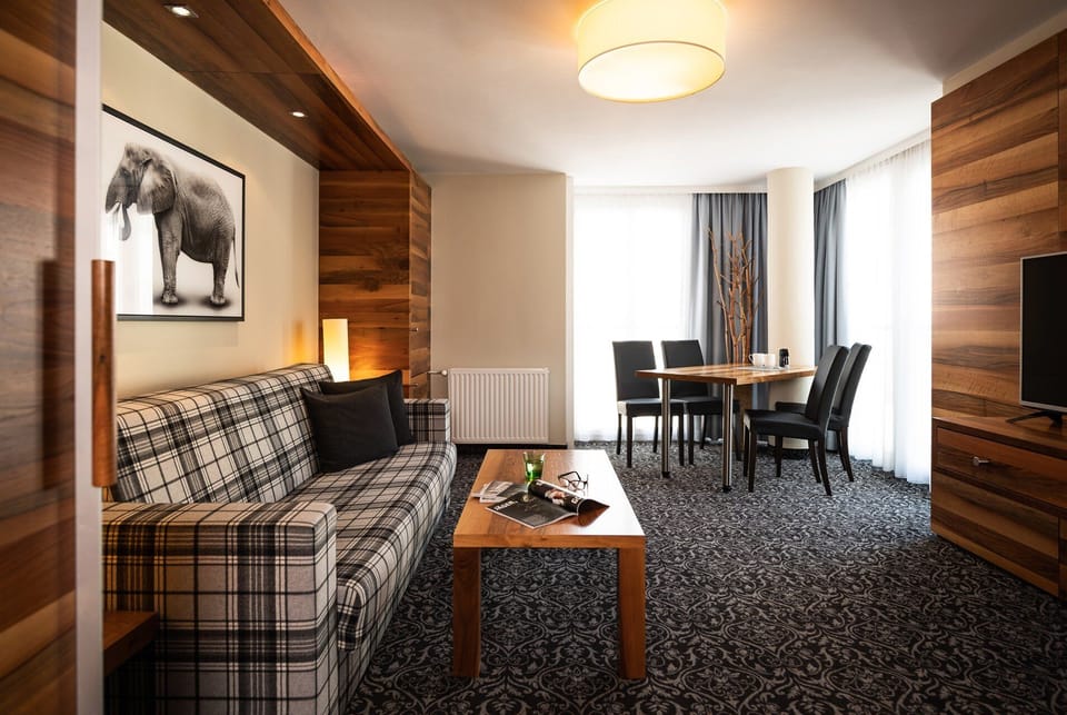 Suite, 2 Bedrooms | Hypo-allergenic bedding, in-room safe, desk, laptop workspace