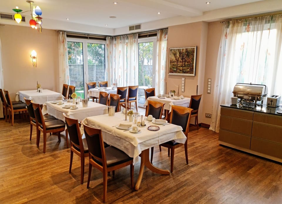 Breakfast, lunch, dinner served; German cuisine 