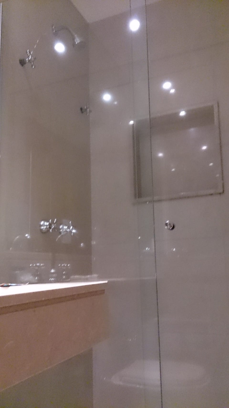 Deluxe Room | Bathroom | Shower, rainfall showerhead, towels