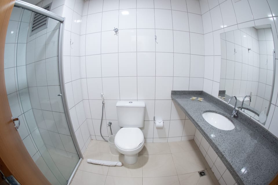 Shower, free toiletries, towels