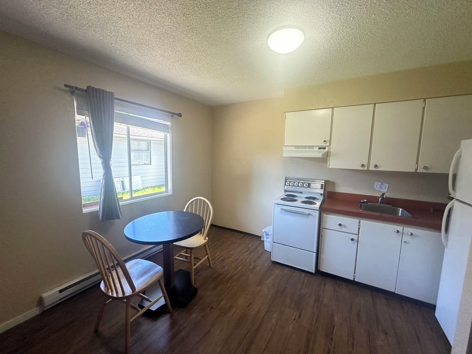 Standard Room, 2 Double Beds, Kitchenette | Private kitchenette | Microwave, coffee/tea maker, electric kettle, toaster