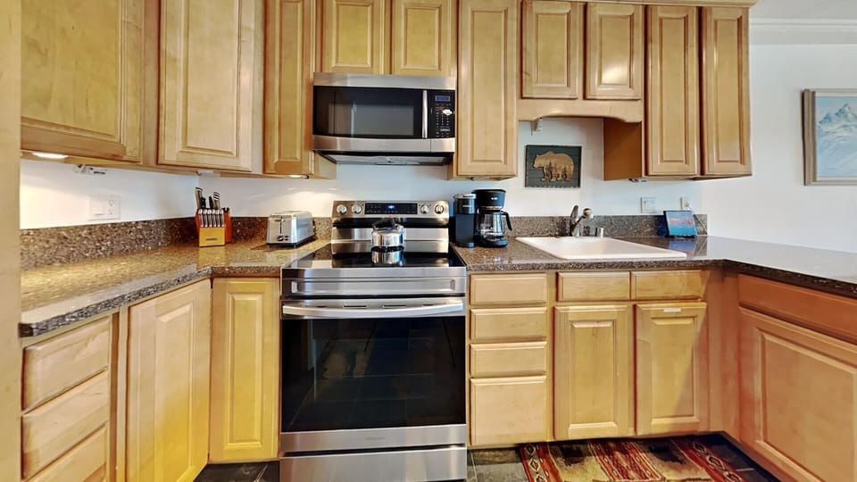 Upgraded Fully Equipped Kitchen for Meals Off the Mountain