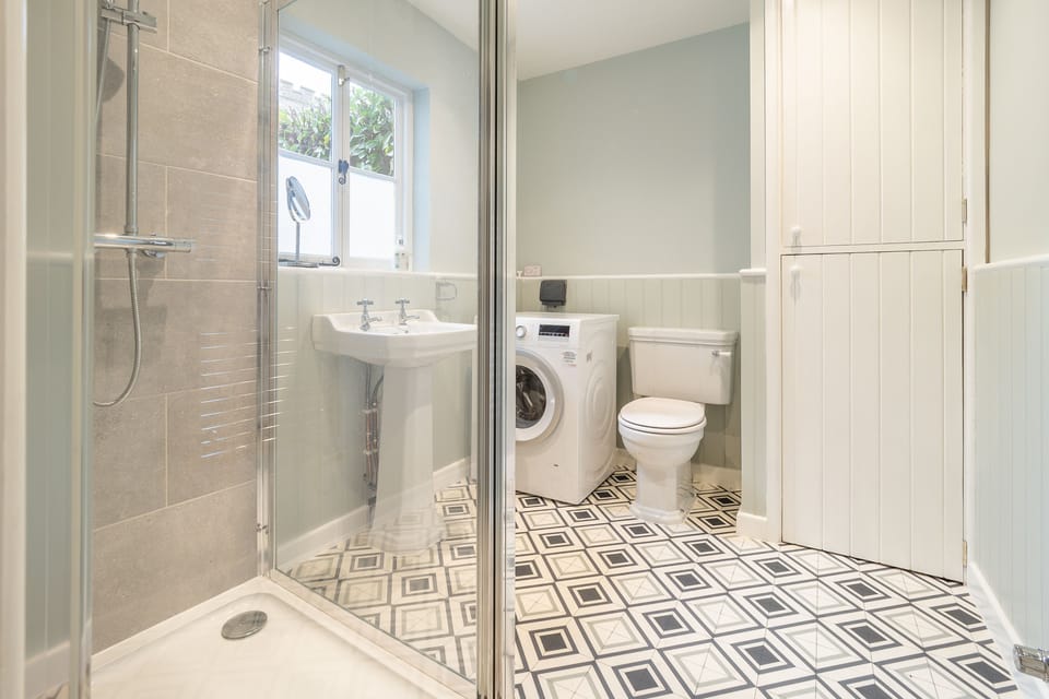 Ground floor: Modern walk-in shower