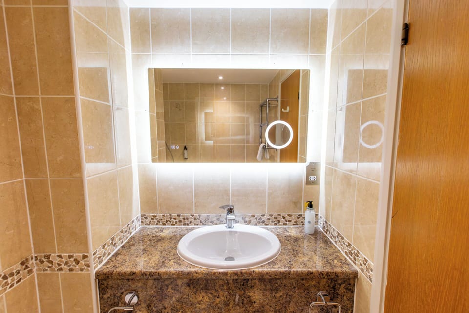 Combined shower/tub, free toiletries, hair dryer, towels