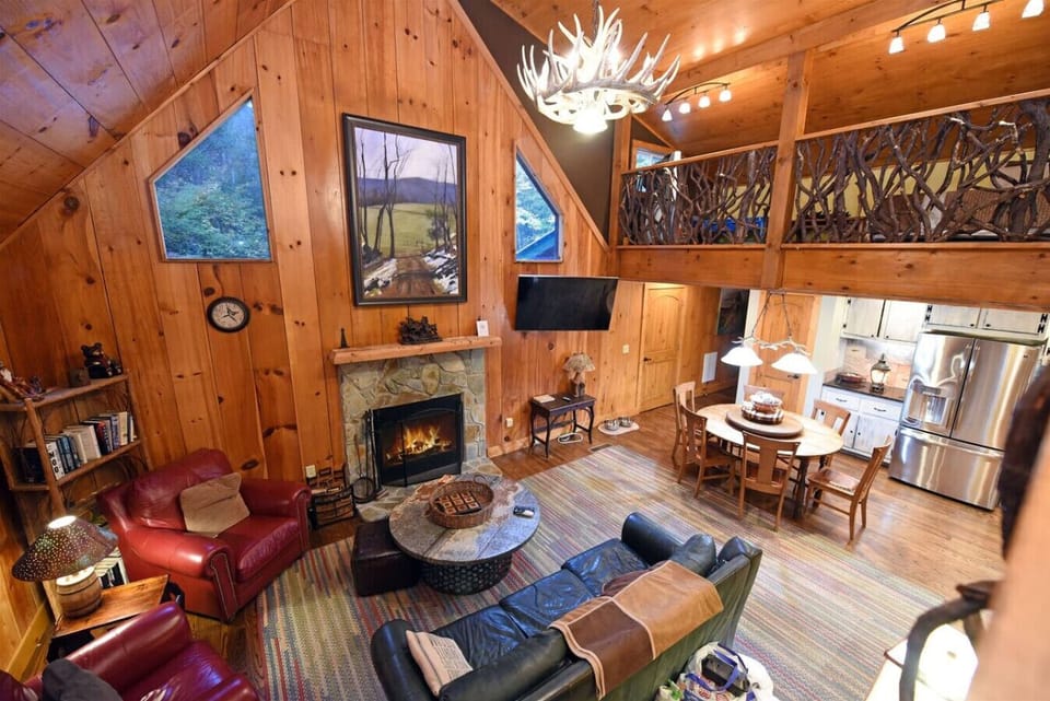 Pet friendly Blue Ridge cabin rental with hot tub, wifi, sauna and Fenced yd