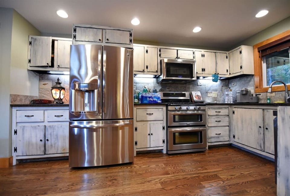 Pet friendly Blue Ridge cabin rental with hot tub, wifi, sauna and Fenced yd
