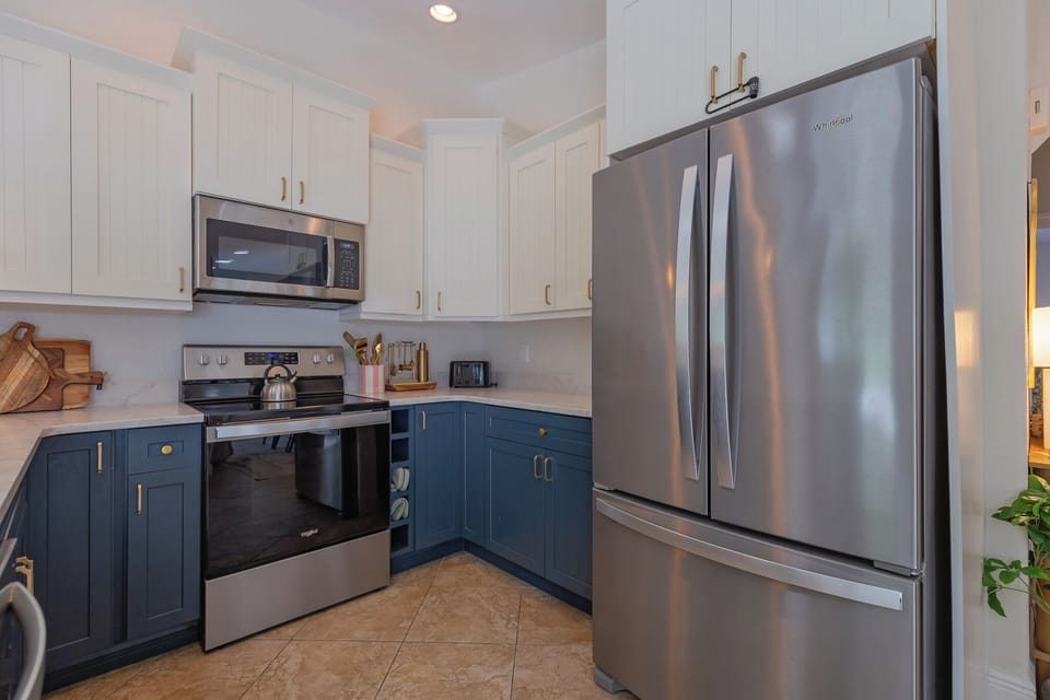 Your fully equipped kitchen features sleek stainless appliances and two-tone cabinetry—plenty of space to prepare favorite meals or brew morning coffee before exploring.