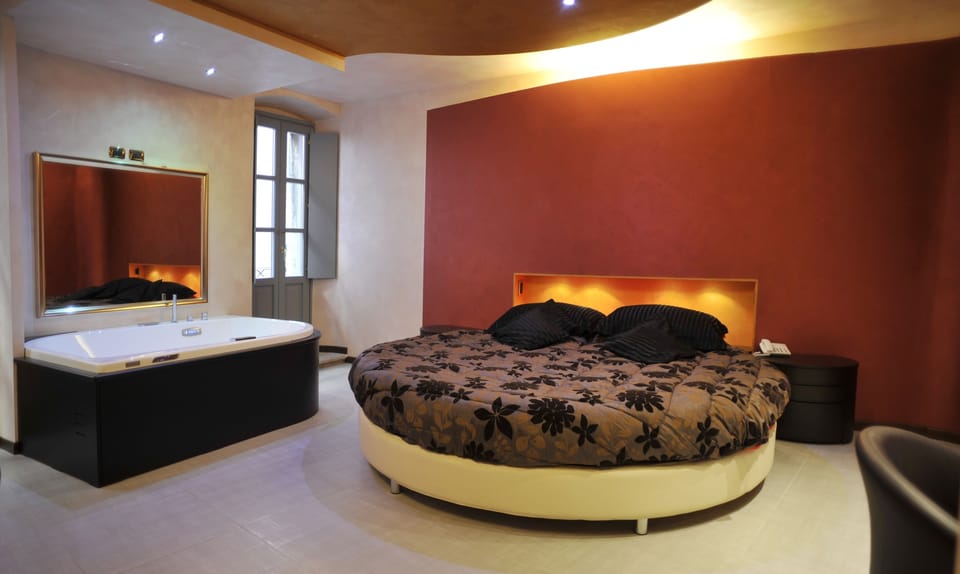 Luxury Suite, 1 King Bed, Bathtub | Room amenity