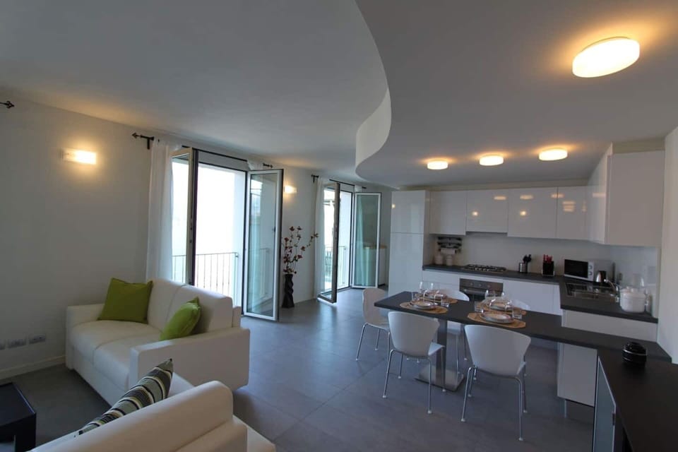 Apartment | Living room | 30-cm TV with cable channels