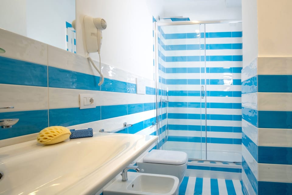 Apartment | Bathroom | Shower, rainfall showerhead, free toiletries, hair dryer
