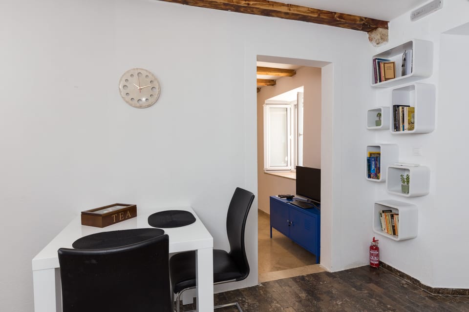 Studio (Studio Apartment with Terrace and Sea) | Living room | Flat-screen TV