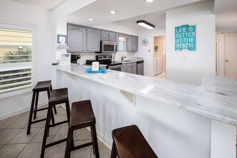 Kitchen with breakfast bar