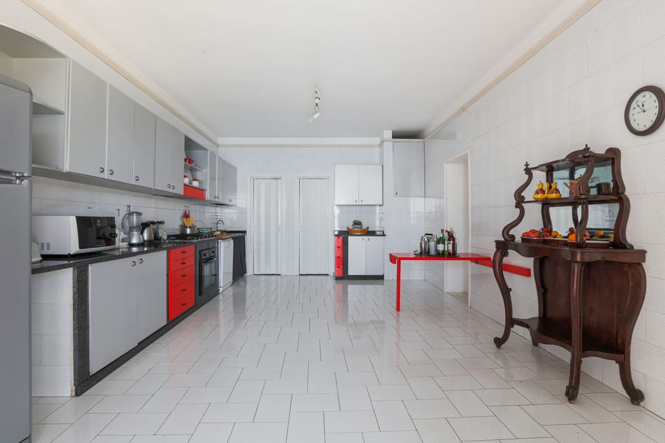 Villa | Shared kitchen | Full-size fridge, microwave, oven, stovetop