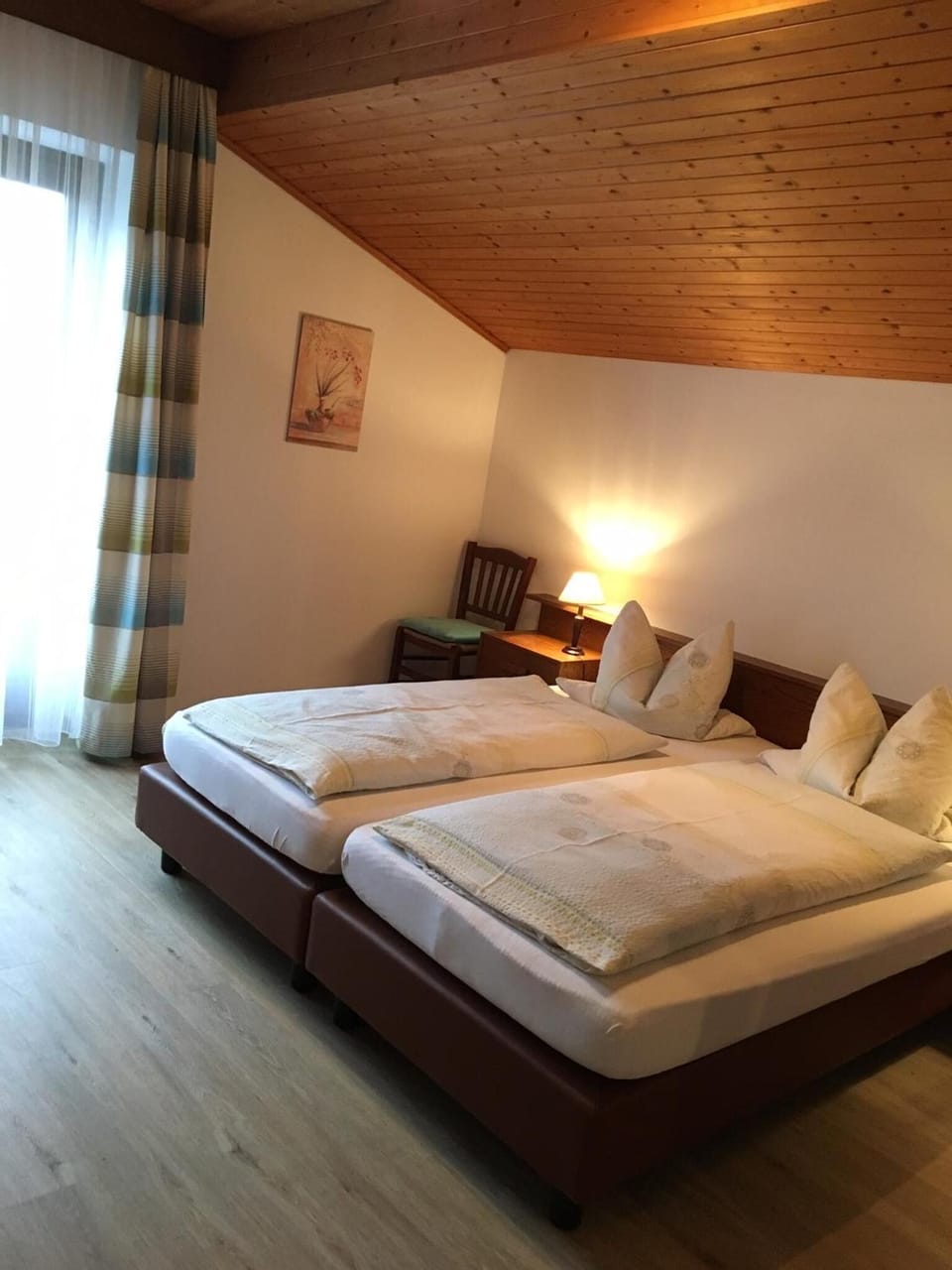 Desk, cribs/infant beds, free WiFi, bed sheets