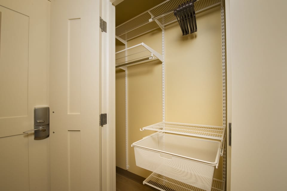 1 bedroom, premium bedding, desk, laptop workspace