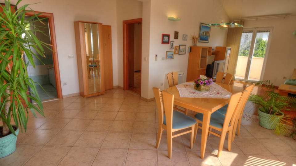 Apartment (One-Bedroom Apartment with Terrace an) | Dining room