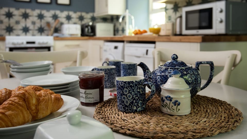 Wood Cottage - enjoy breakfast in the kitchen before a busy day exploring