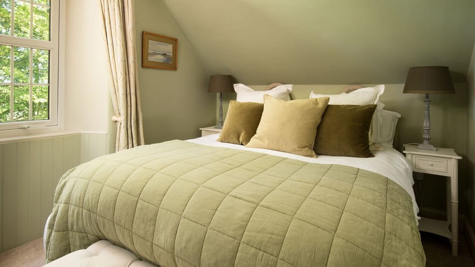 Wood Cottage - bedroom two with zip and link beds