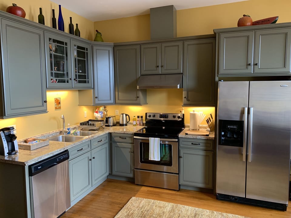 3rd floor full kitchen