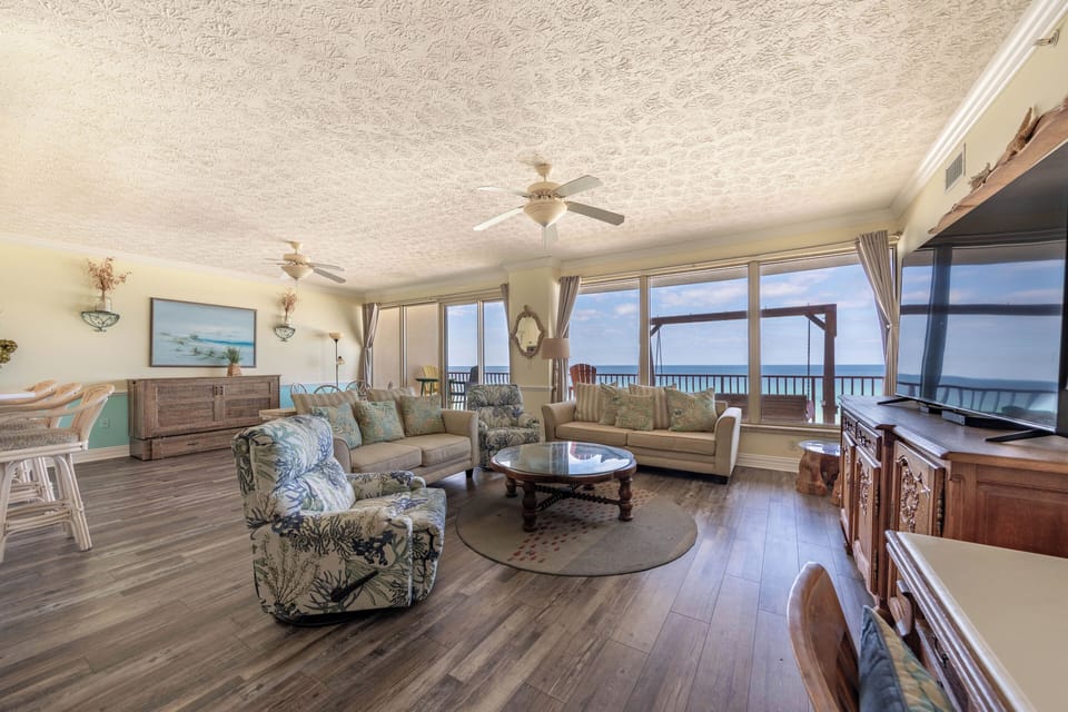 Great Room Ocean Front, 2 Nice Recliners, Queen Sofa Sleeper, Love Seat, Cabinet Murphy Bed Against the Wall Large TV
