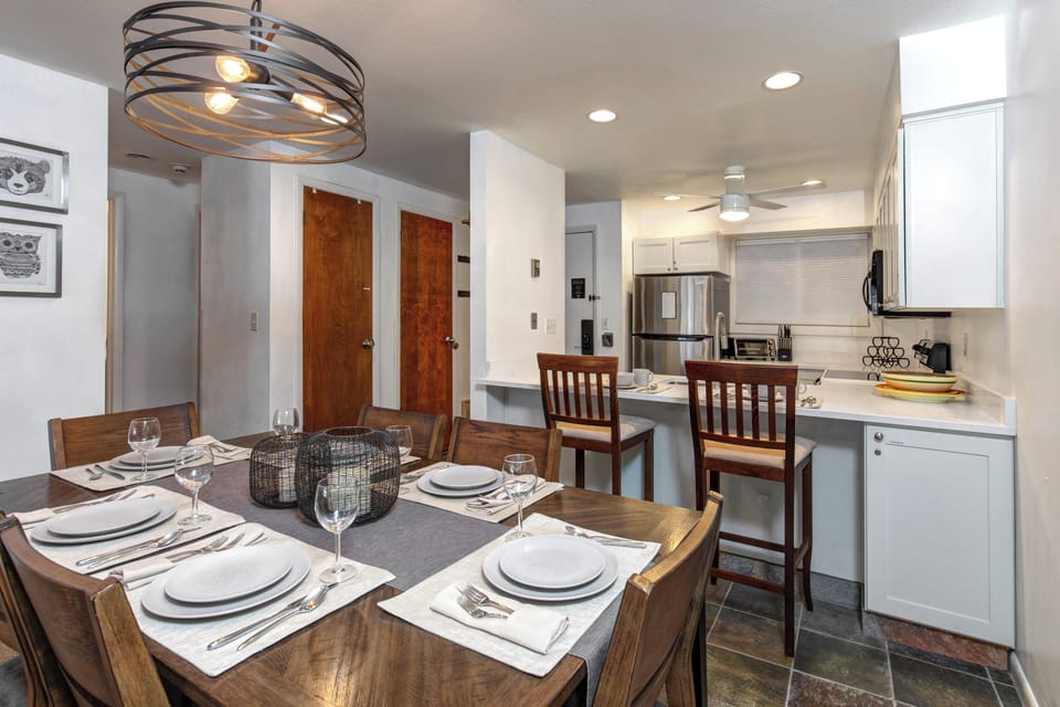 The open concept dining table with seating for 6 guests.