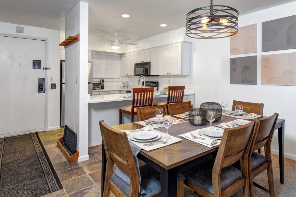 The open concept dining table with seating for 6 guests.