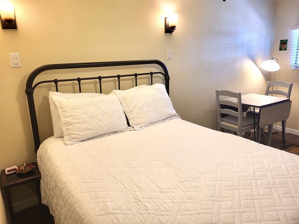 Comfy Serta queen bed (linens provided)