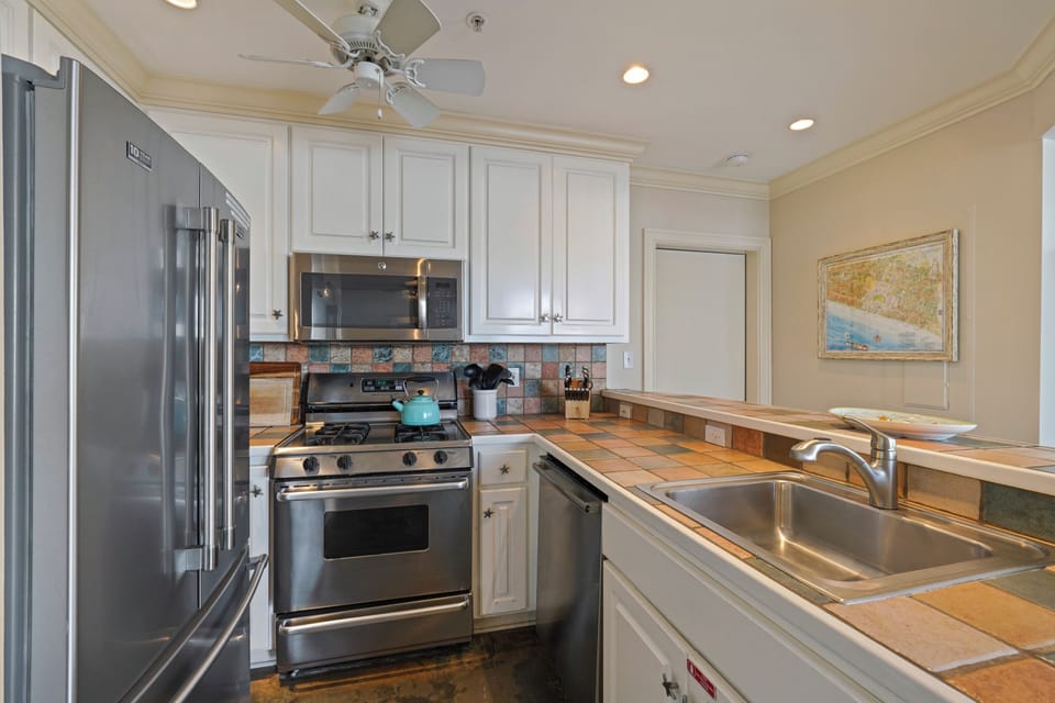 FULLY EQUIPPED KITCHEN, PERFECT FOR PREPARING MEALS