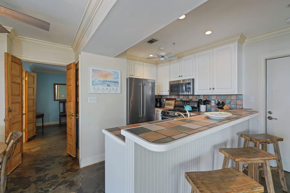 KITCHEN WITH BARTOP SEATING FOR THREE