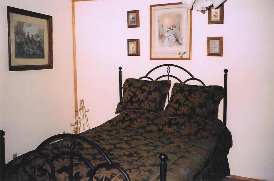 DOWNSTAIRS BEDROOM-QUEEN BED
