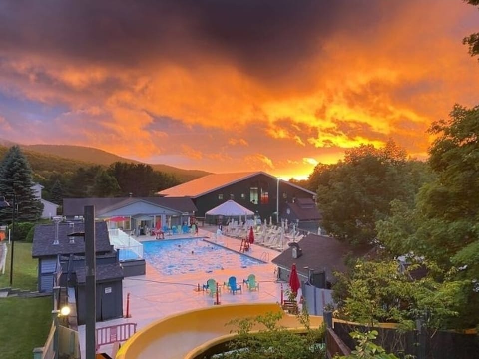 Pool within walking distance 