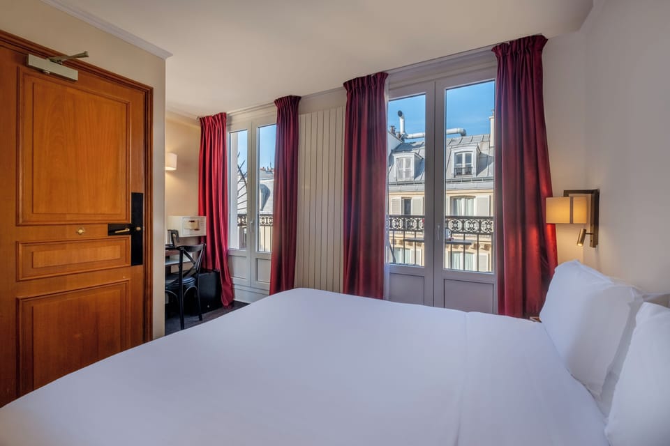 Chambre double supérieure avec balcon | Premium bedding, laptop workspace, free WiFi, bed sheets