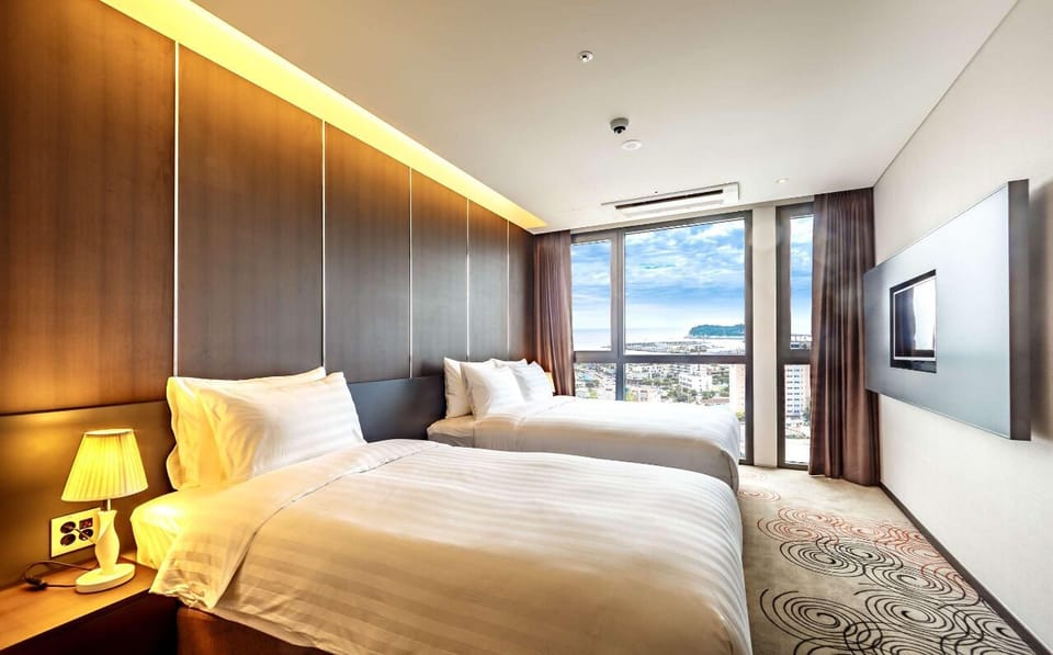 Royal Room, 1 Bedroom, Non Smoking | In-room safe, desk, laptop workspace, blackout drapes