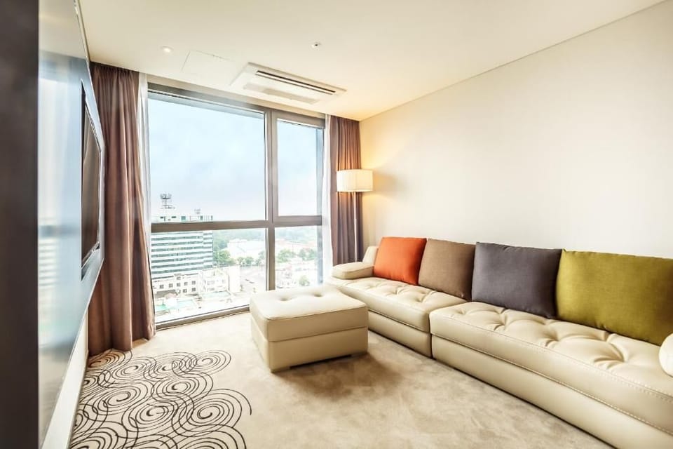 Royal Room, 1 Bedroom, Non Smoking | Living area | Flat-screen TV