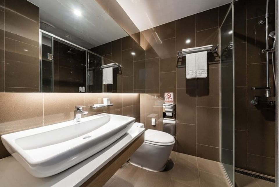 Superior Room, 2 Twin Beds, Non Smoking | Bathroom | Shower, hair dryer, slippers, towels