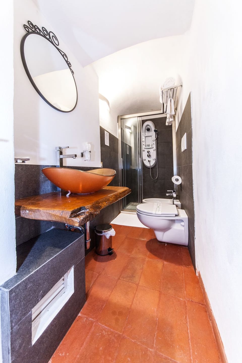Shower, rainfall showerhead, free toiletries, hair dryer