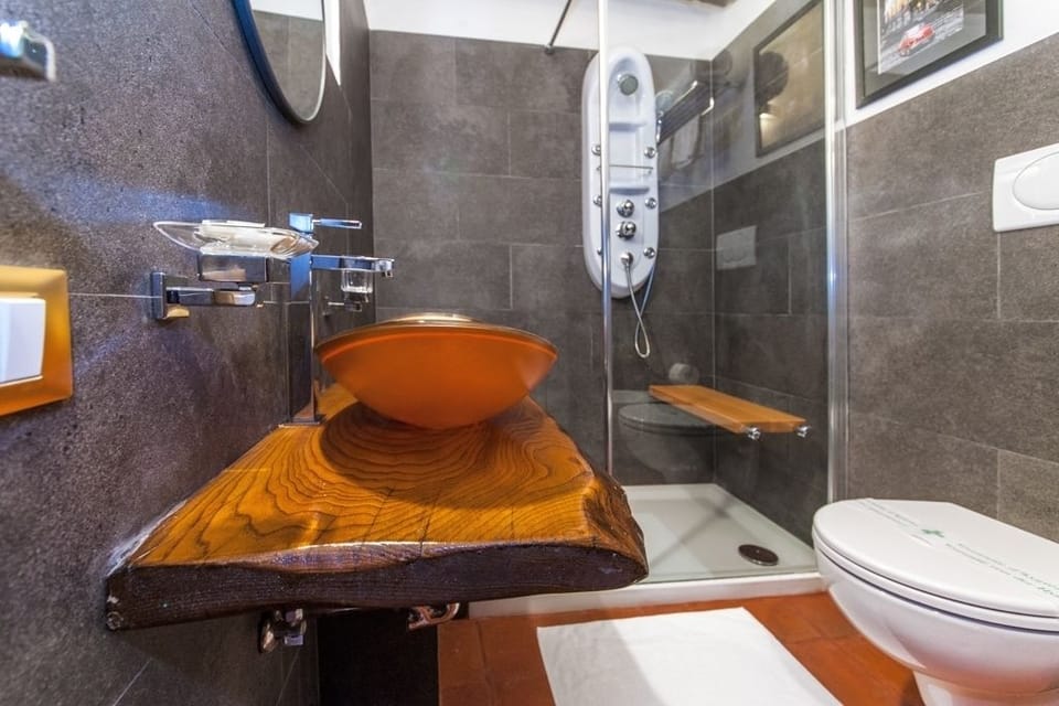 Shower, rainfall showerhead, free toiletries, hair dryer