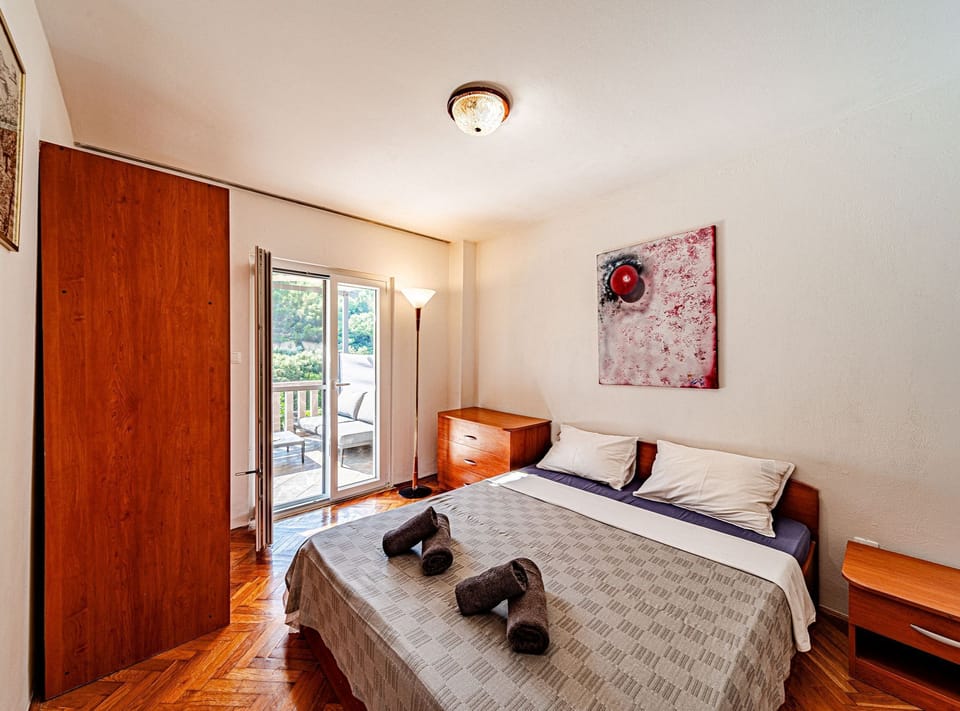 Apartment (Five Bedroom Apartment) | 5 bedrooms, cribs/infant beds