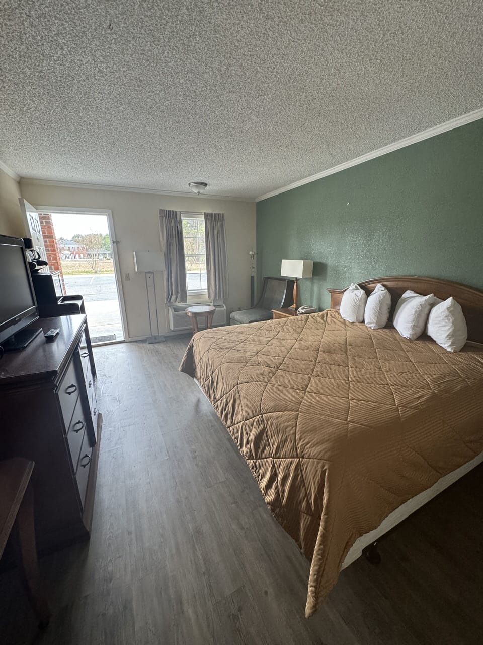 Standard Room, Non Smoking | Hypo-allergenic bedding, individually decorated, individually furnished