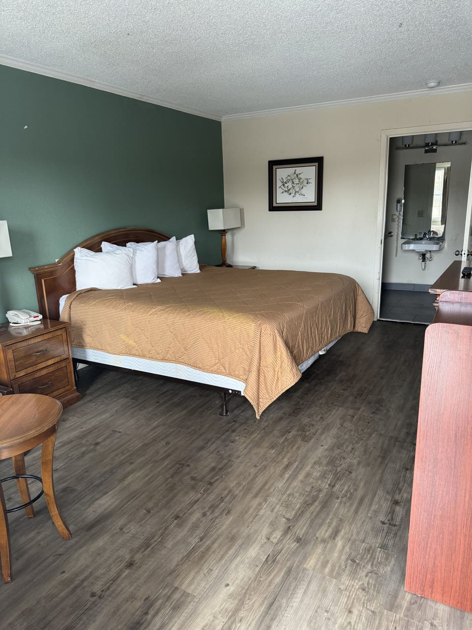 Standard Room, Non Smoking | Hypo-allergenic bedding, individually decorated, individually furnished