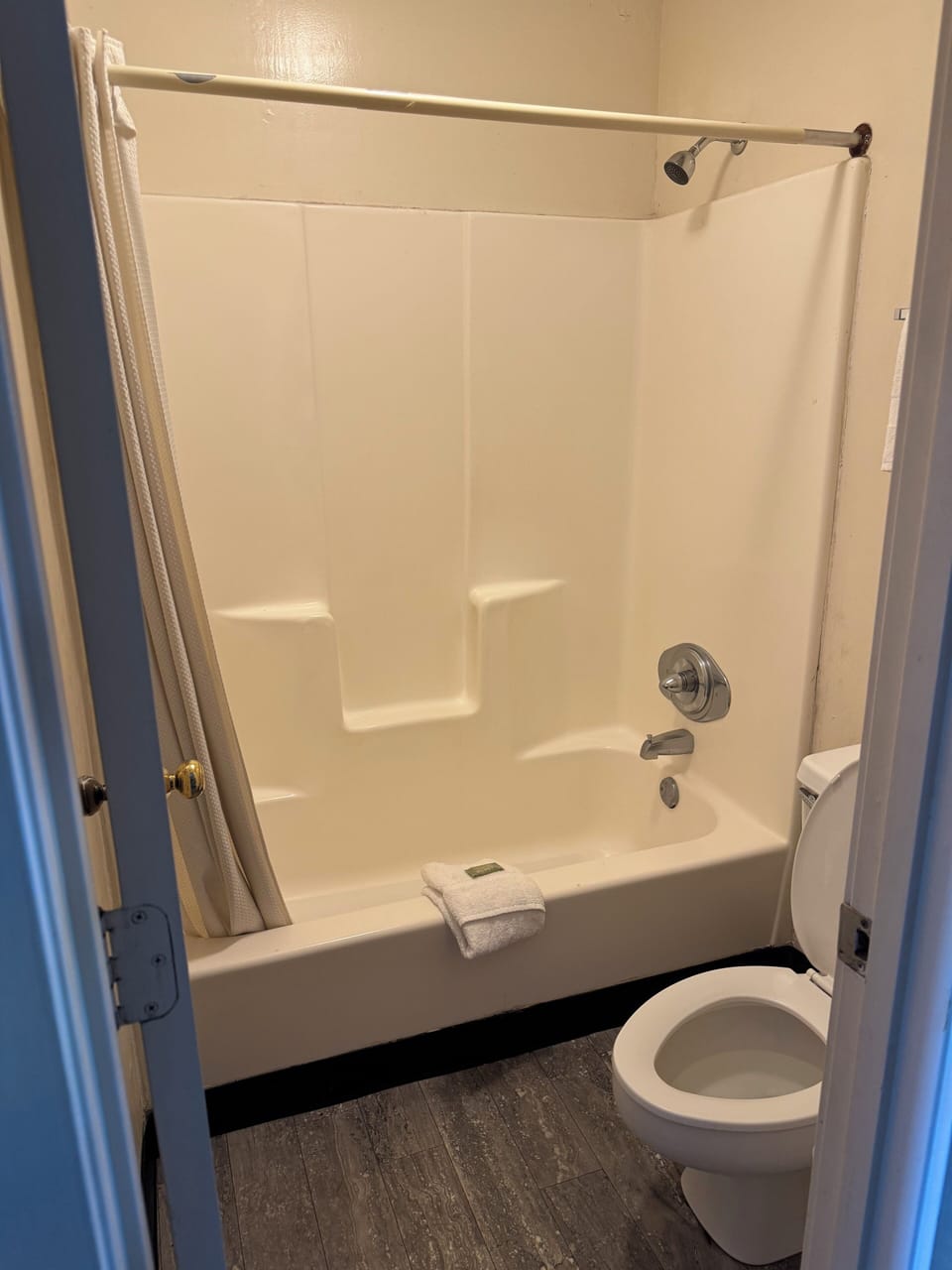Standard Room, Non Smoking | Bathroom | Combined shower/tub, hair dryer, towels