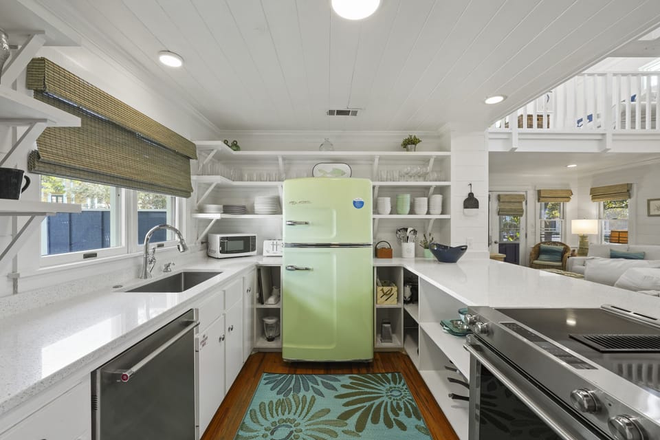 QUARTZ COUNTERS, ALL STAINLESS STEAL APPLIACNES