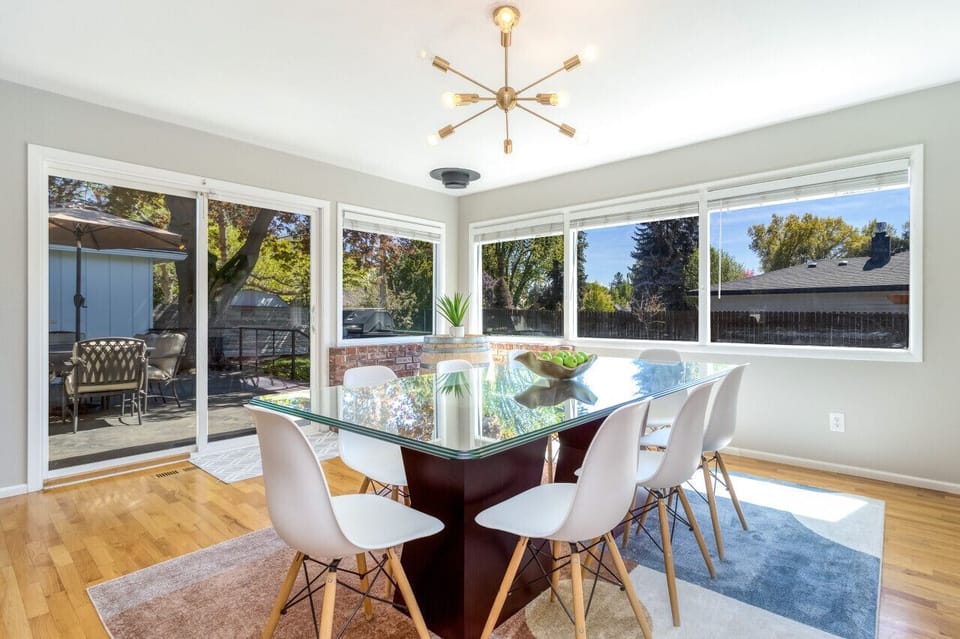 Dining with a view to the garden