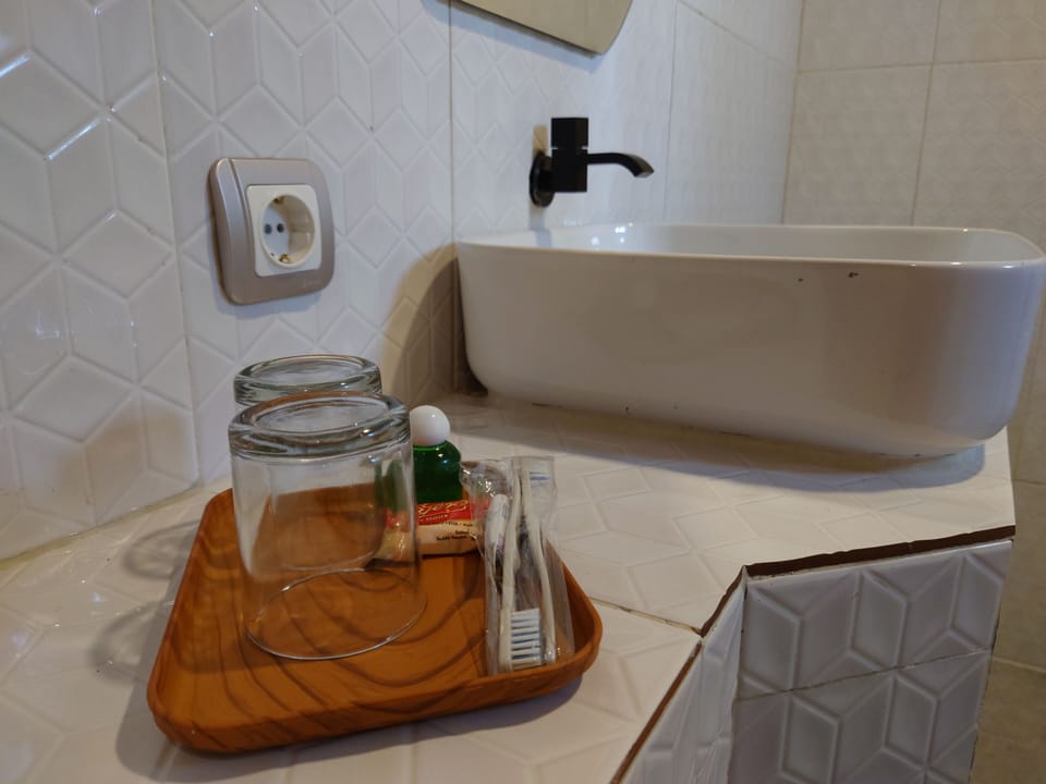 Shower, free toiletries, towels