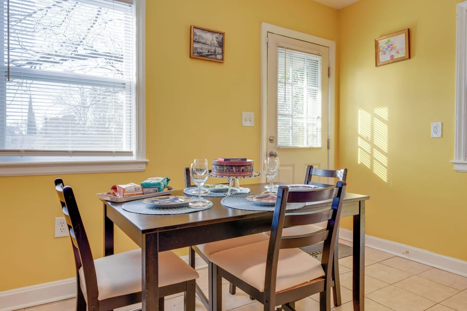 Dining Area | Dishes & Flatware Provided