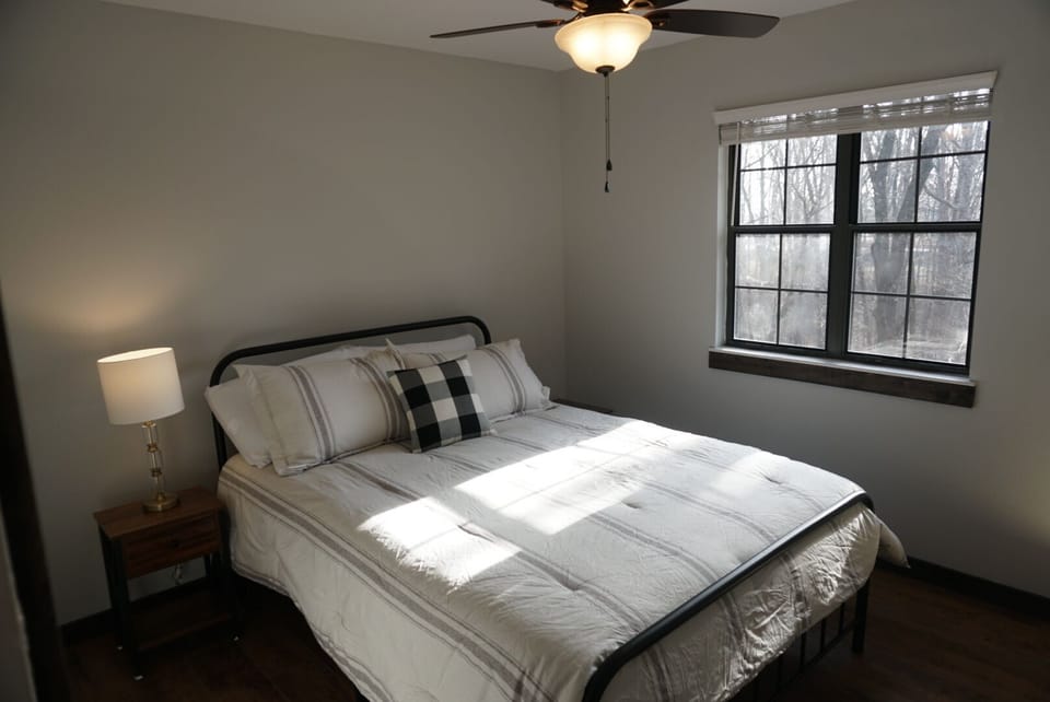 bedroom 3 with queen bed