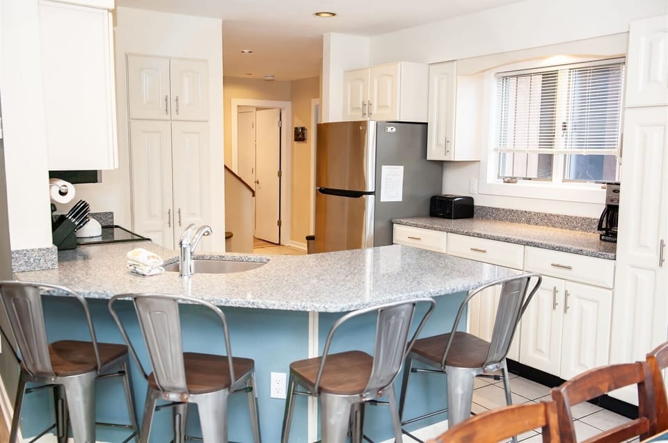 Well Stocked Kitchen and Breakfast Bar