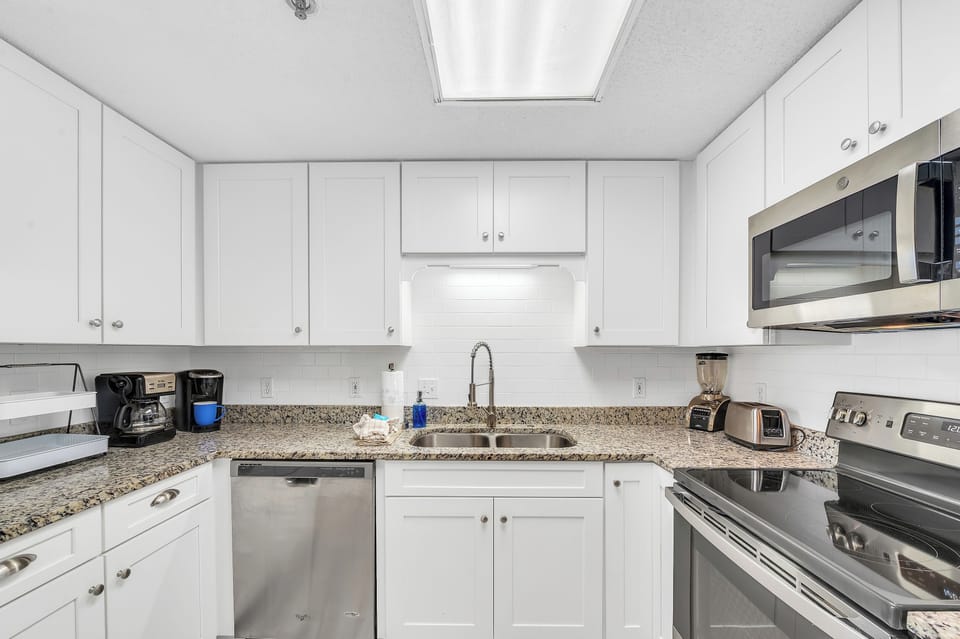 Fully stocked kitchen!