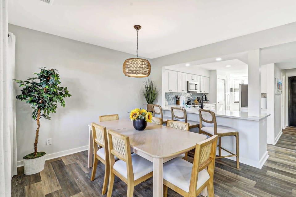 Dining area comfortably seats 6