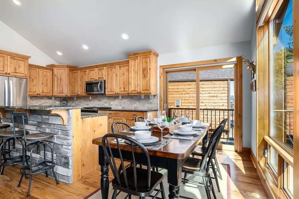 Dining room and breakfast bar off full kitchen.